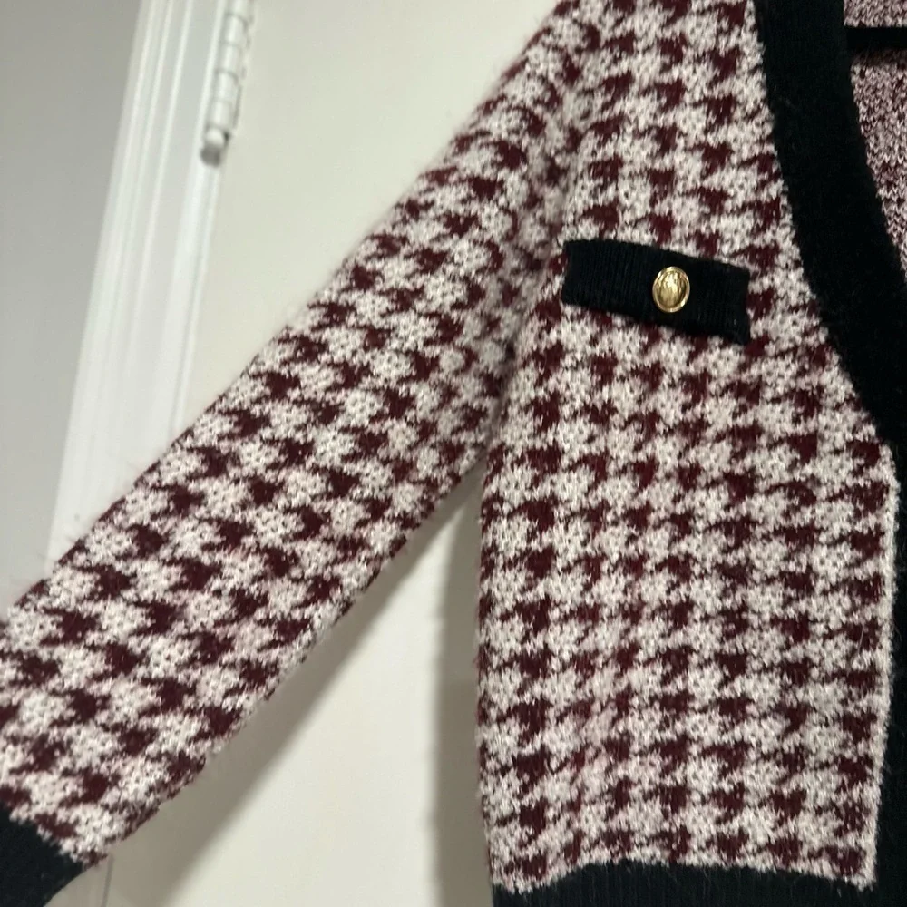 Maeve Sz: M Anthropologie sweater Maroon White Houndstooth Vneck Cardigan.